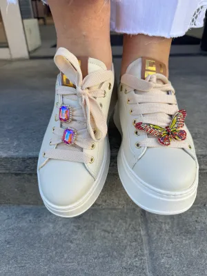 GIO  Beige sneaker med sommerfugl, strasstener og gulldetaljer