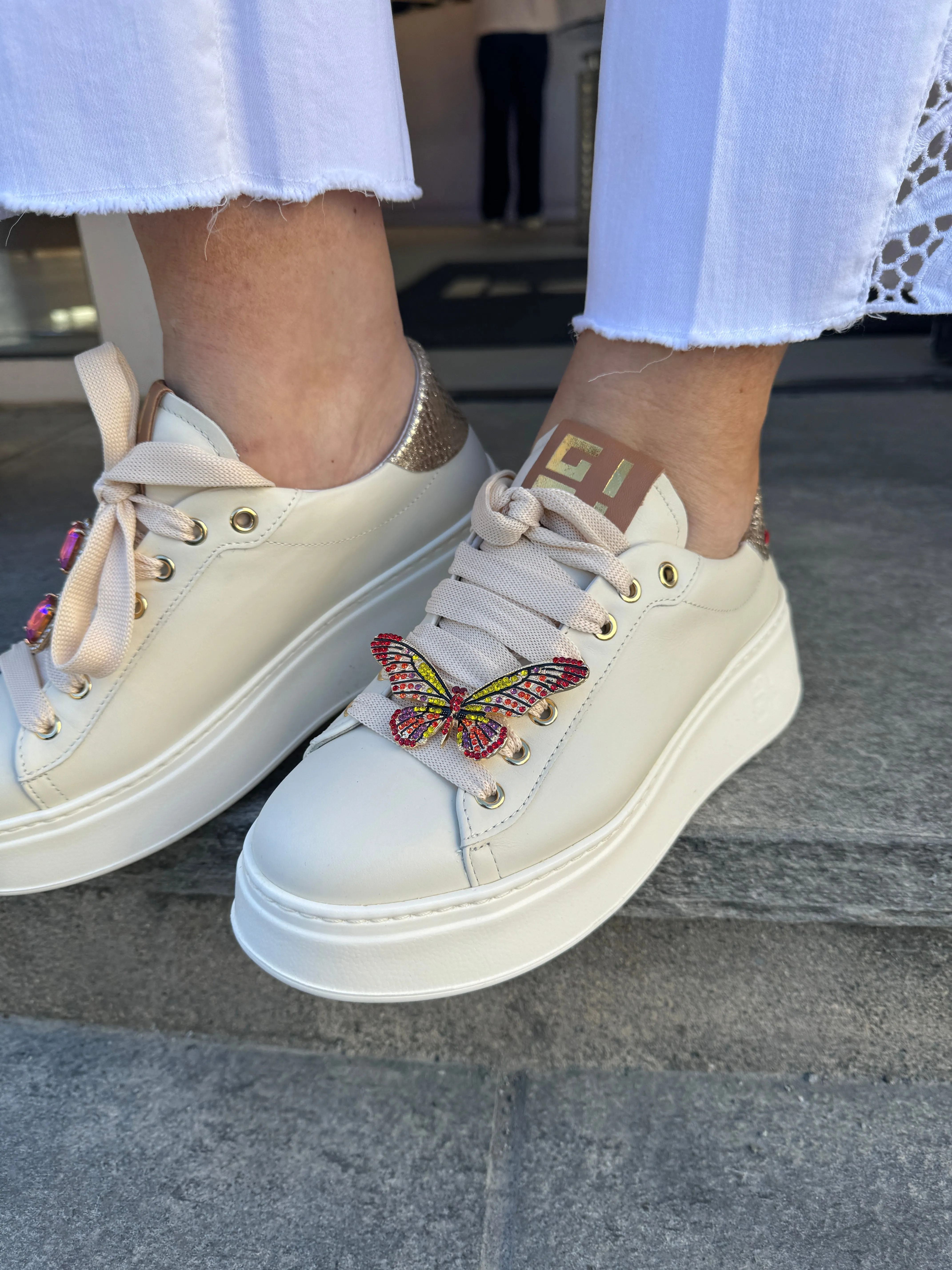 GIO  Beige sneaker med sommerfugl, strasstener og gulldetaljer
