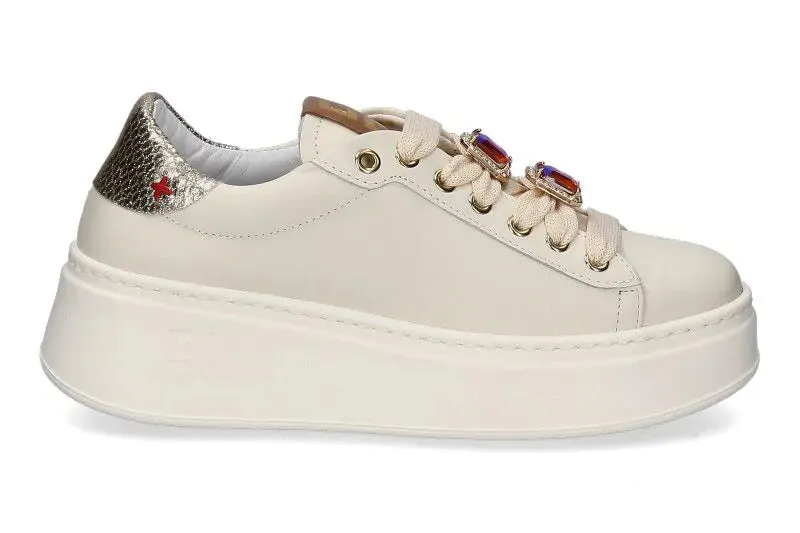 GIO  Beige sneaker med sommerfugl, strasstener og gulldetaljer