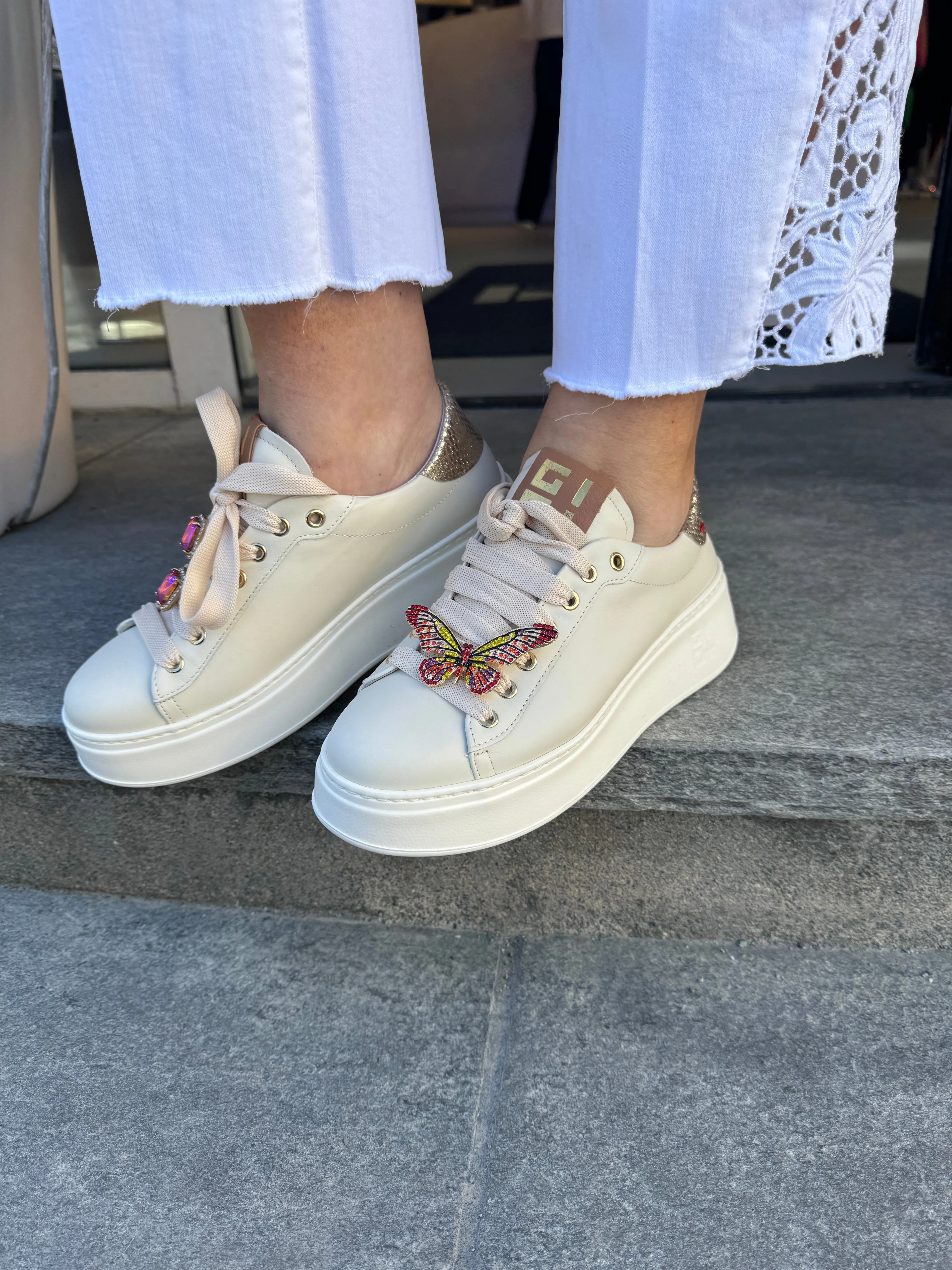 GIO  Beige sneaker med sommerfugl, strasstener og gulldetaljer