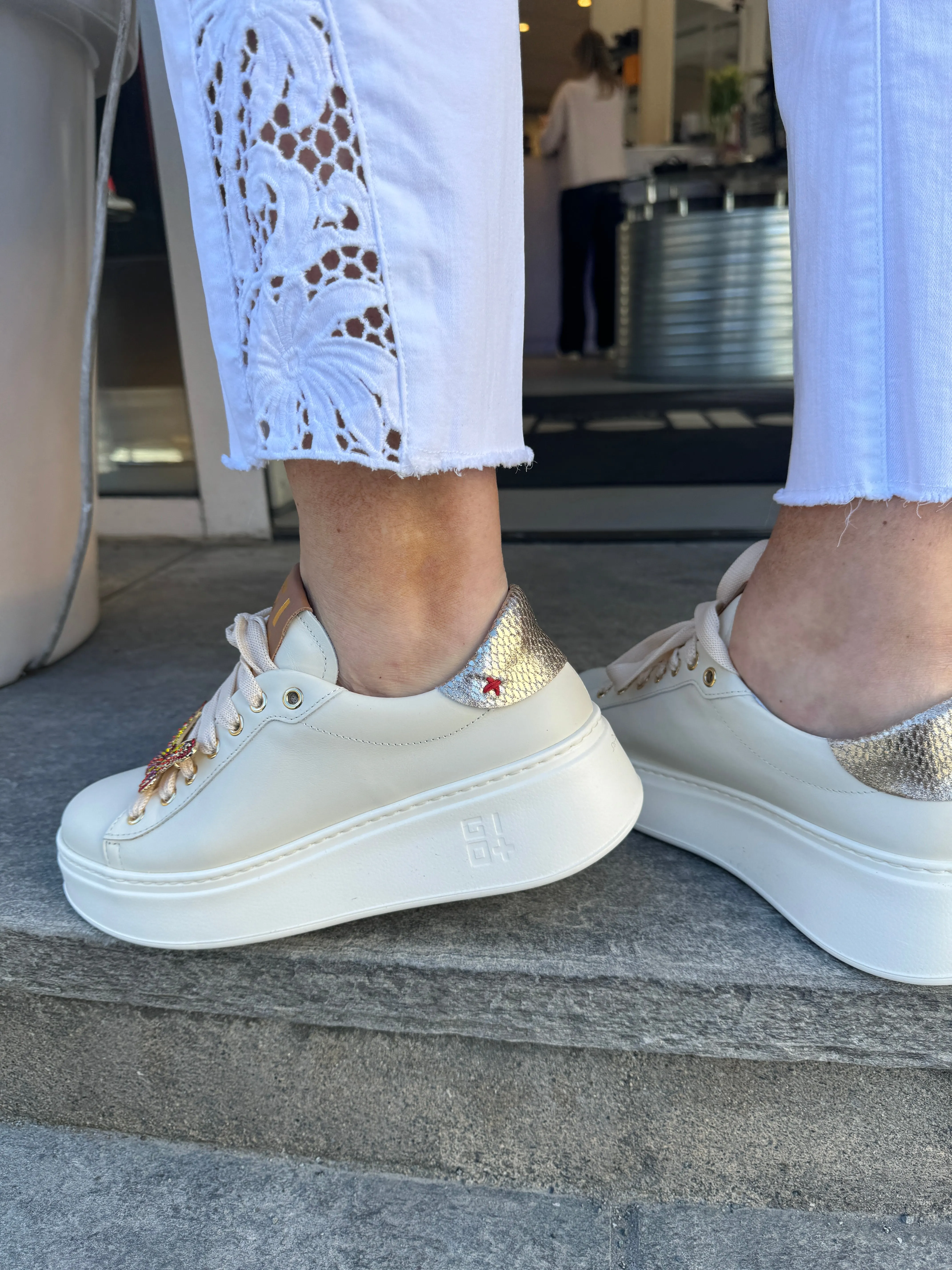 GIO  Beige sneaker med sommerfugl, strasstener og gulldetaljer