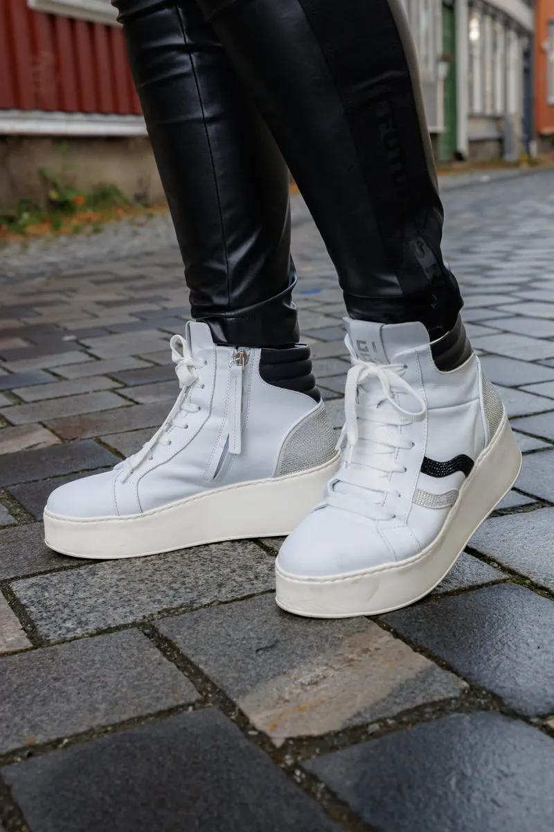 GIO  Hvit høy sneaker med sort og blanke strasstener og platåsåle