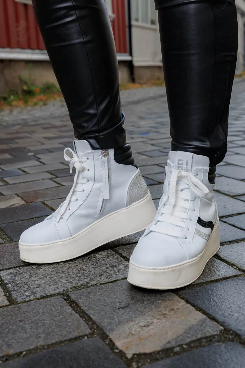 GIO  Hvit høy sneaker med sort og blanke strasstener og platåsåle