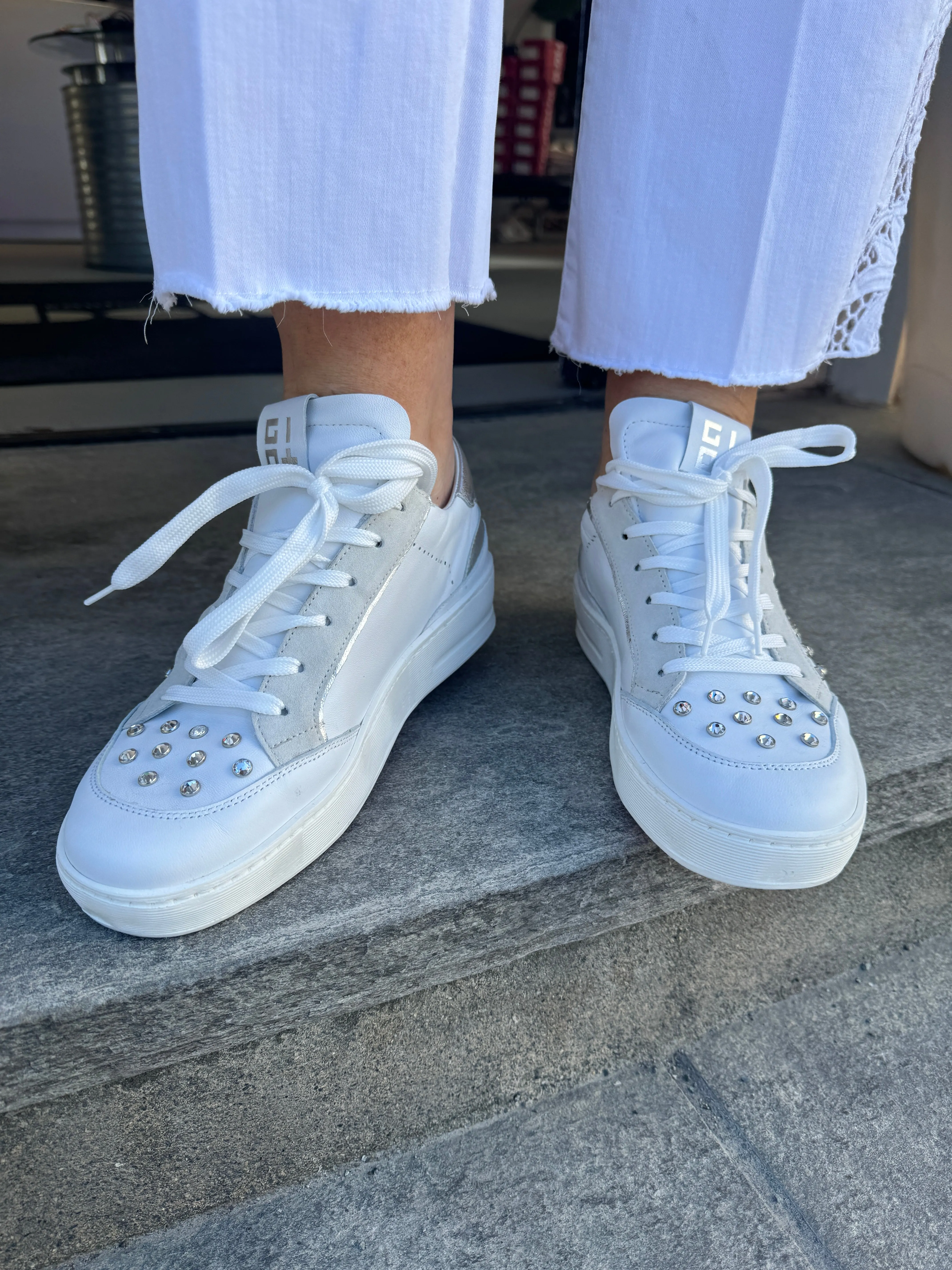 GIO  Hvit sneaker med blanke stener og sølv detaljer