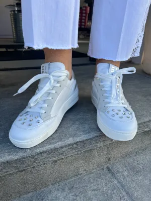 GIO  Hvit sneaker med blanke stener og sølv detaljer