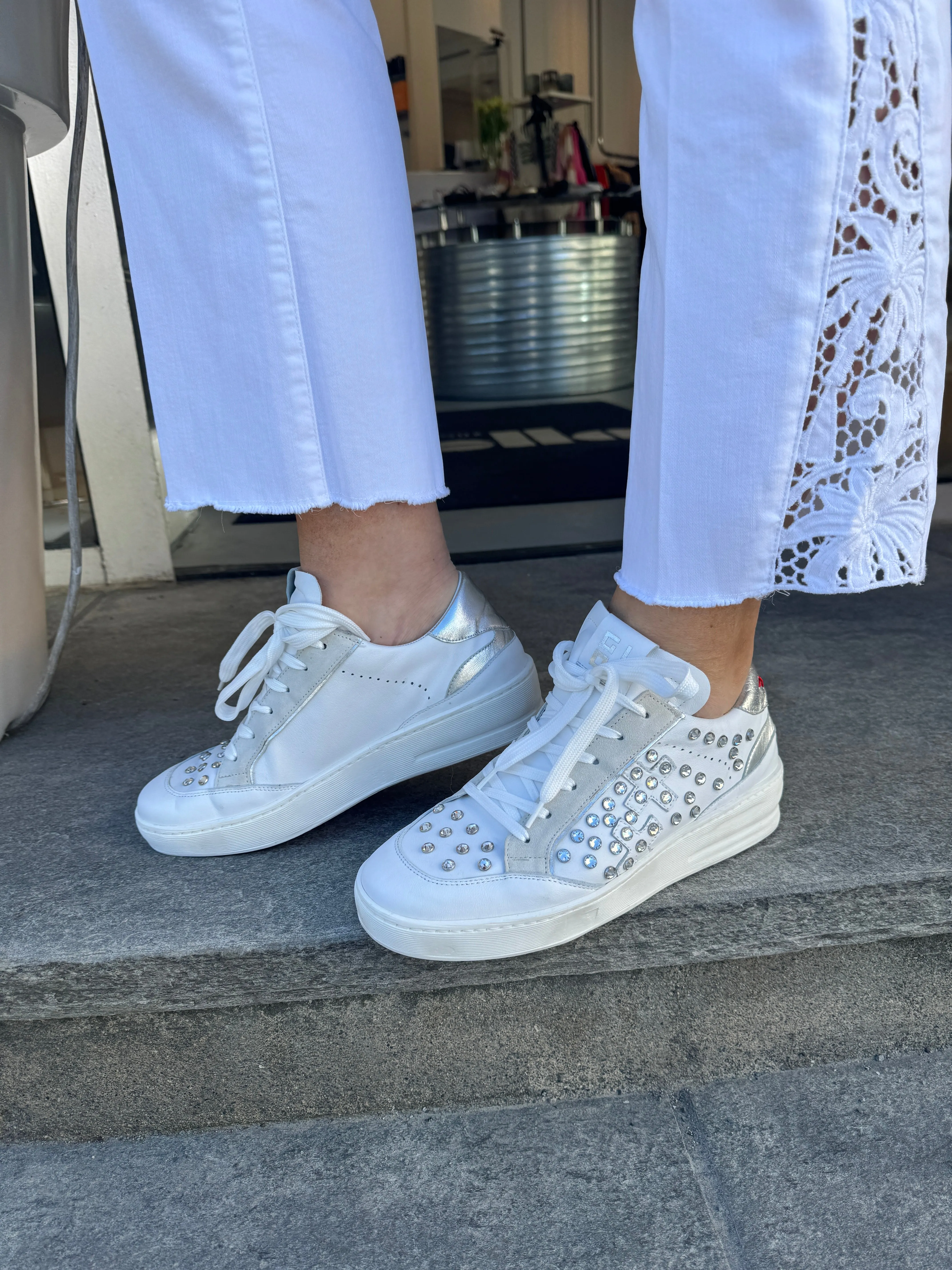 GIO  Hvit sneaker med blanke stener og sølv detaljer