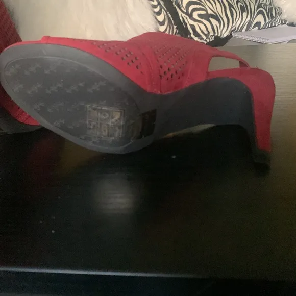 Kelly and Katie Wine cage open toe Sandal size 7.5 brand new