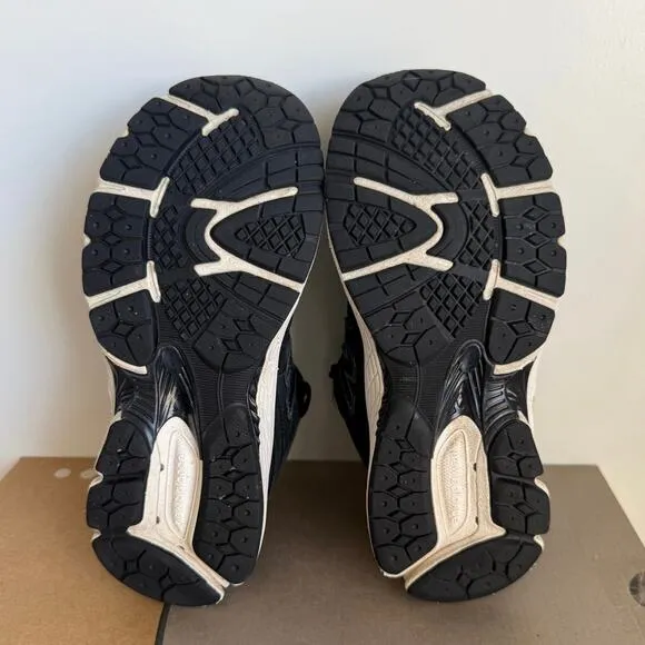 New Balance 2002 R Black/Grey Kids Sneakers - SZ 1 Y