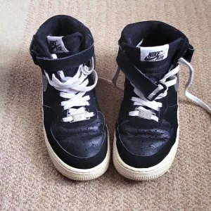 Nike Air force ones size 4y AF1hightop Sneakers