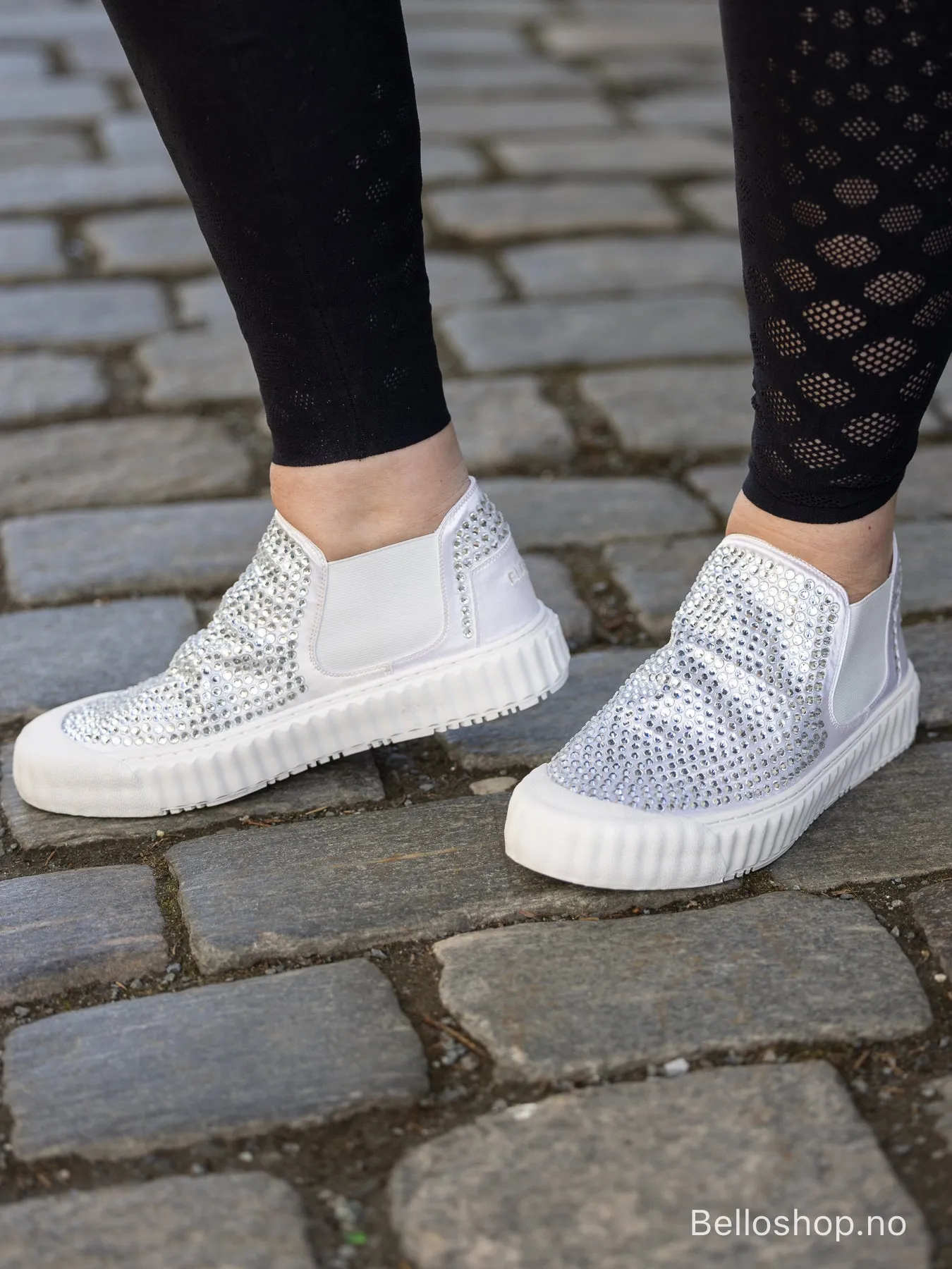 Strategia Sølv sneaker med strikk i sidene og blanke strasstener