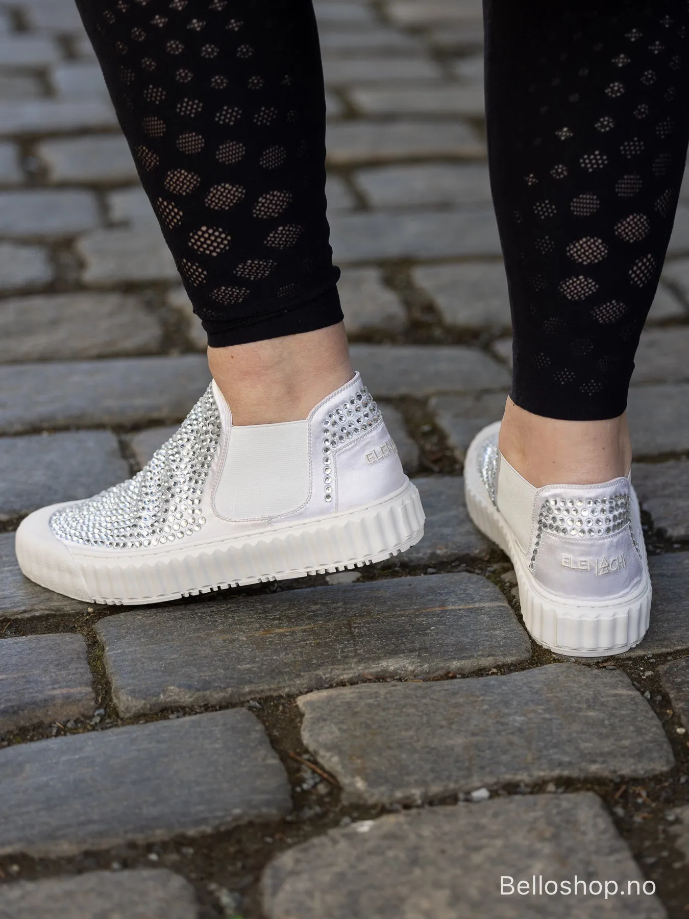 Strategia Sølv sneaker med strikk i sidene og blanke strasstener