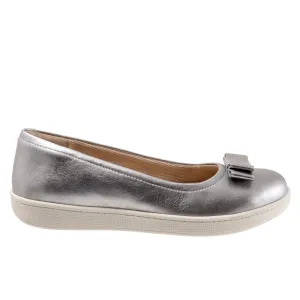 Trotters Avery T2202-044 Womens Silver Leather Slip On Ballet Flats Shoes